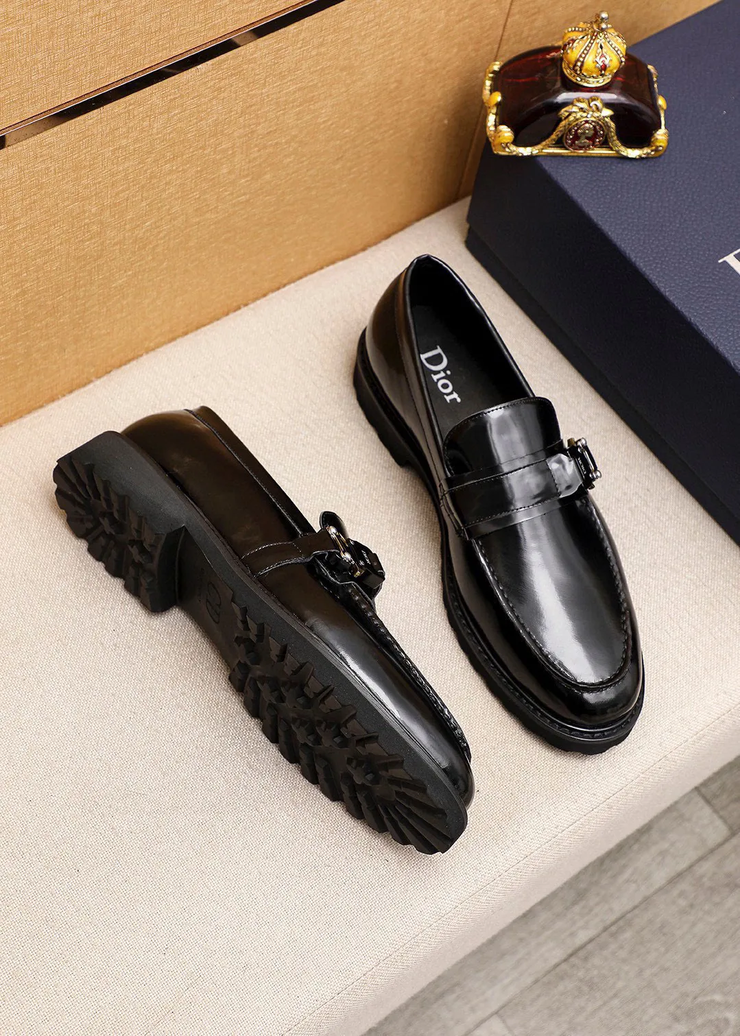 Men's shoes 💰460 💐 Product trademark: Dior "Dior" casual leather shoes Regular size: 39-44 (38.45🉑️customized) Product materials: Selected Italian imported first-layer open-edge beaded cowhide upper + classic hardware buckle, imported water-dyed cowhide lining. Strong three-dimensional visual effect, foam outsole Color: 2⃣️colors available
